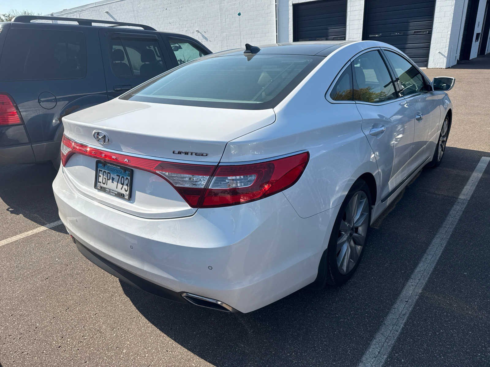 PreOwned 2017 Hyundai Azera Limited 4dr Car in Brooklyn Park L17112A