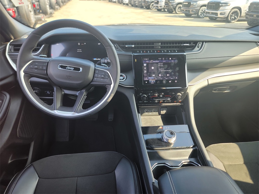 2025 Jeep Grand Cherokee Altitude photo 11