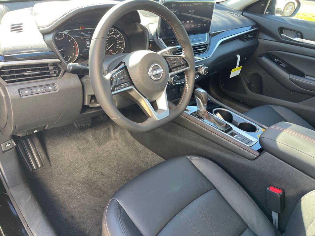 2025 Nissan Altima SR photo 3