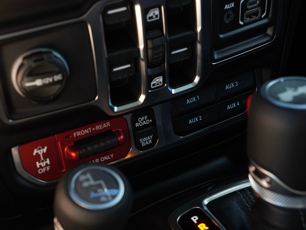 New 2026 Bright White Clear-Coat Exterior Paint Jeep Rubicon image 14