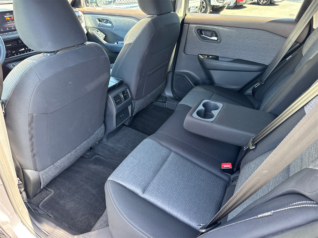2023 Nissan Rogue SV photo 18