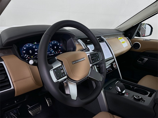2025 Land Rover Discovery Metropolitan Edition photo 9