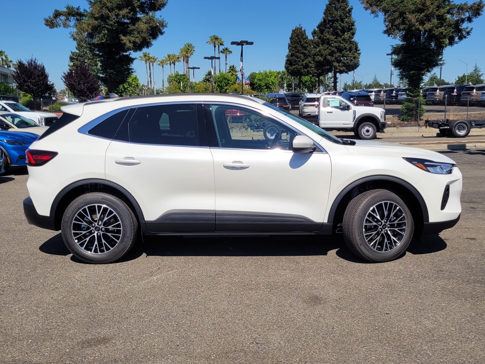2025 Ford Escape Base photo 3