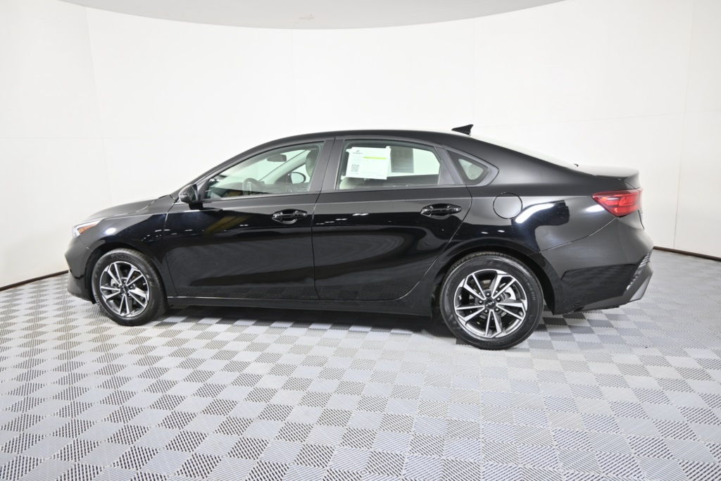 2023 Kia Forte LXS photo 3