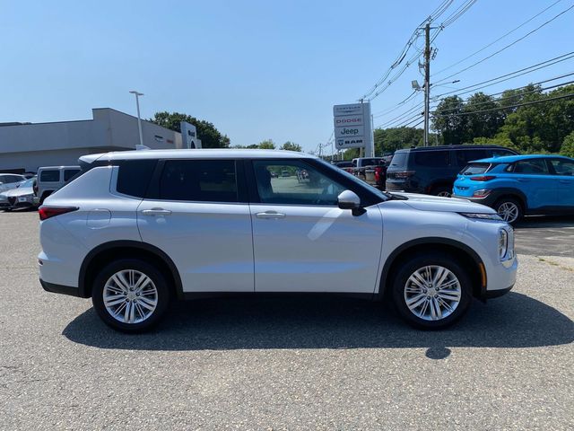 2024 Mitsubishi Outlander ES photo 2