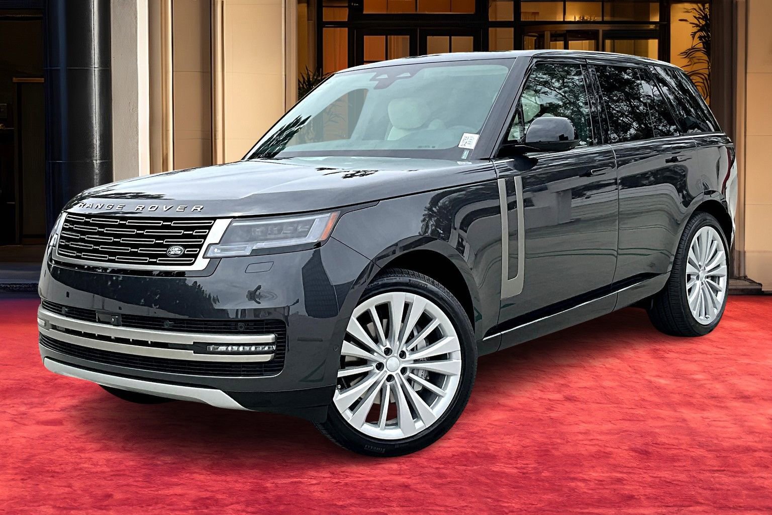 2025 Land Rover Range Rover SE's photo
