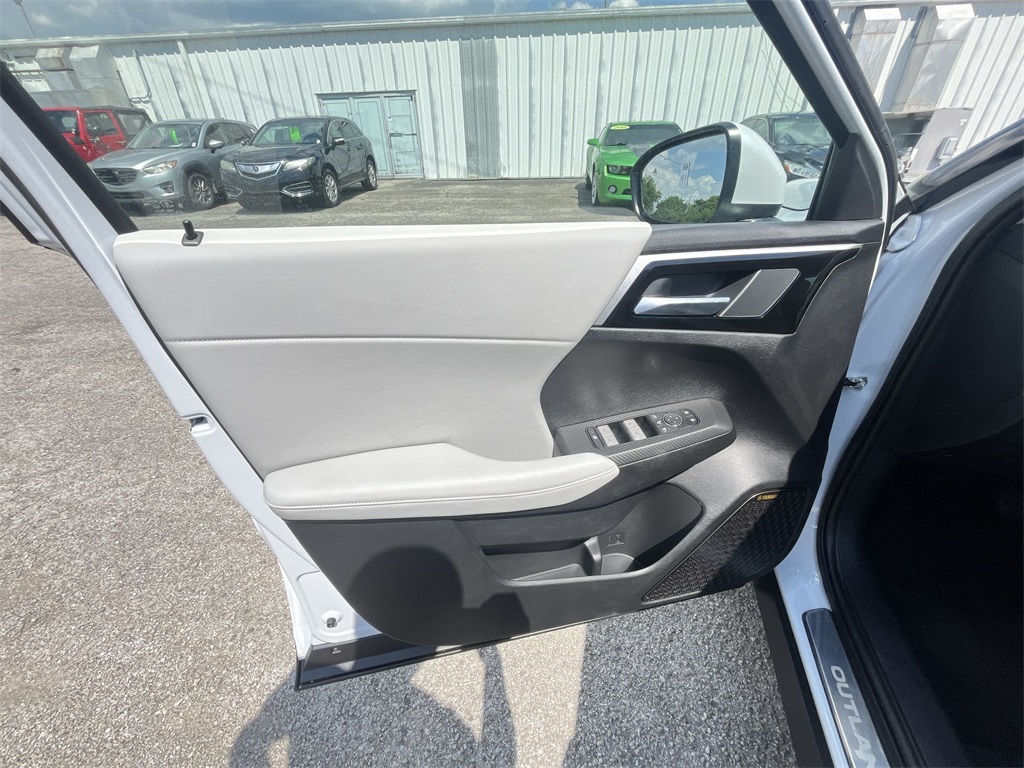 2025 Mitsubishi Outlander SE photo 12