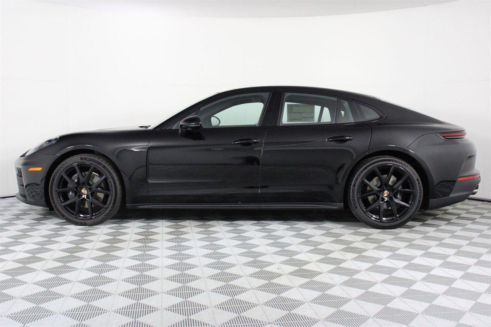 2025 Porsche Panamera 4 photo 2