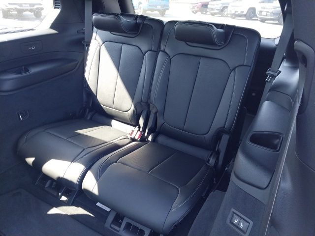 2025 Jeep Grand Cherokee Overland photo 5