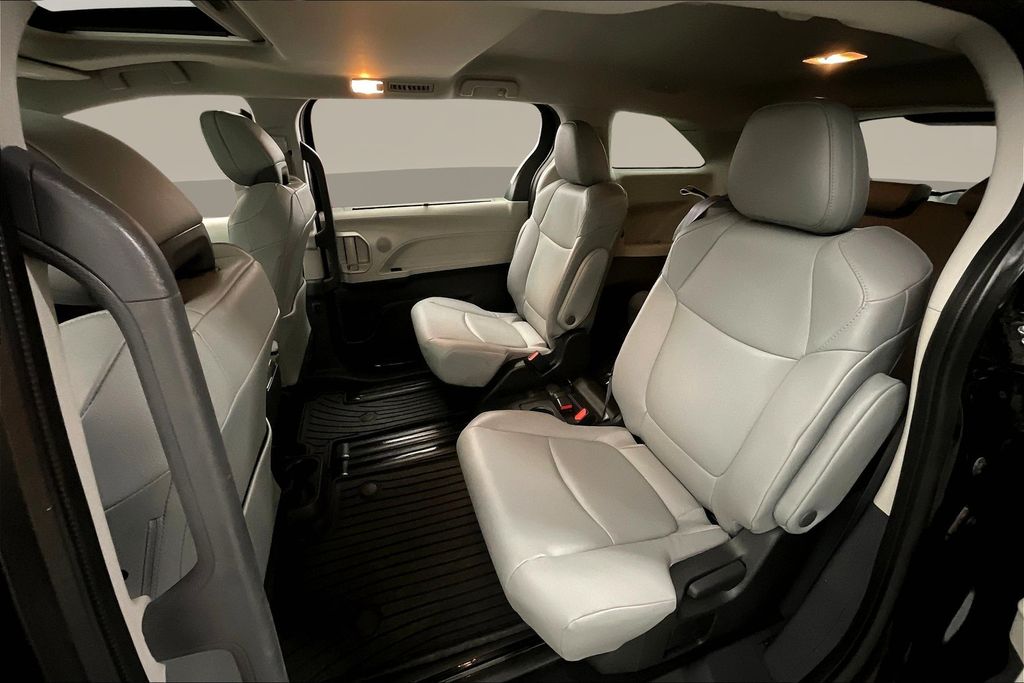 2022 Toyota Sienna XLE photo 24