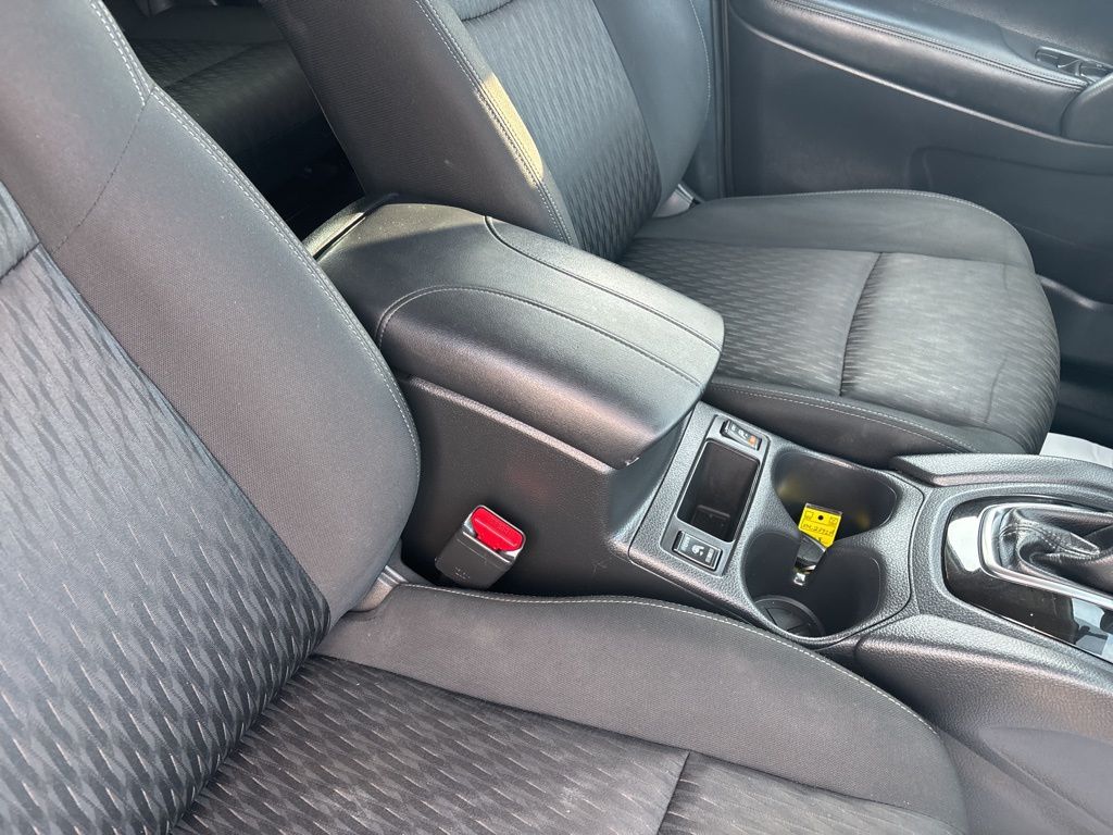 2018 Nissan Rogue SV photo 31