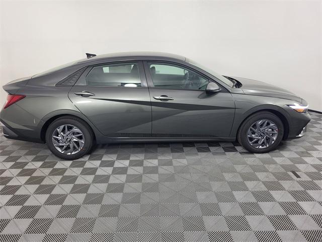 2025 Hyundai Elantra Hybrid Blue photo 4