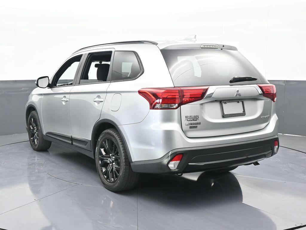 2018 Mitsubishi Outlander LE photo 4