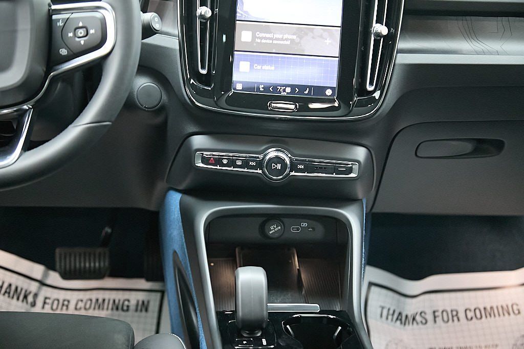 2023 VOLVO XC40 - Image 29