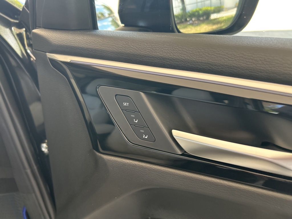 2025 Mitsubishi Outlander PHEV SEL Platinum photo 30