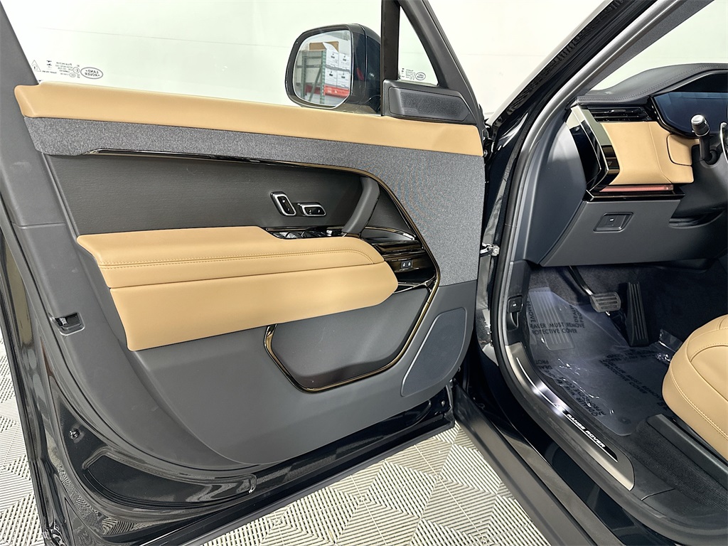 2025 Land Rover Range Rover Sport SE photo 14