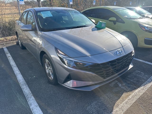 2023 Hyundai Elantra SE's photo