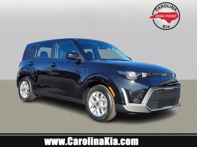 2025 Kia Soul LX's photo