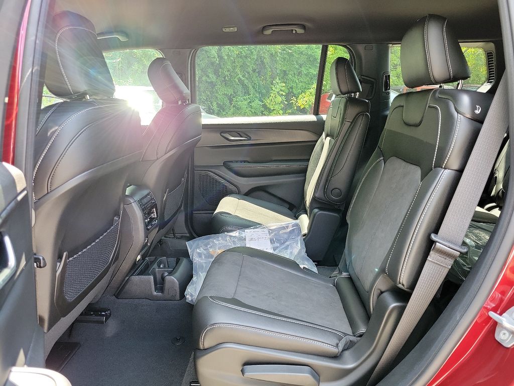 2024 Jeep Grand Cherokee Altitude photo 5