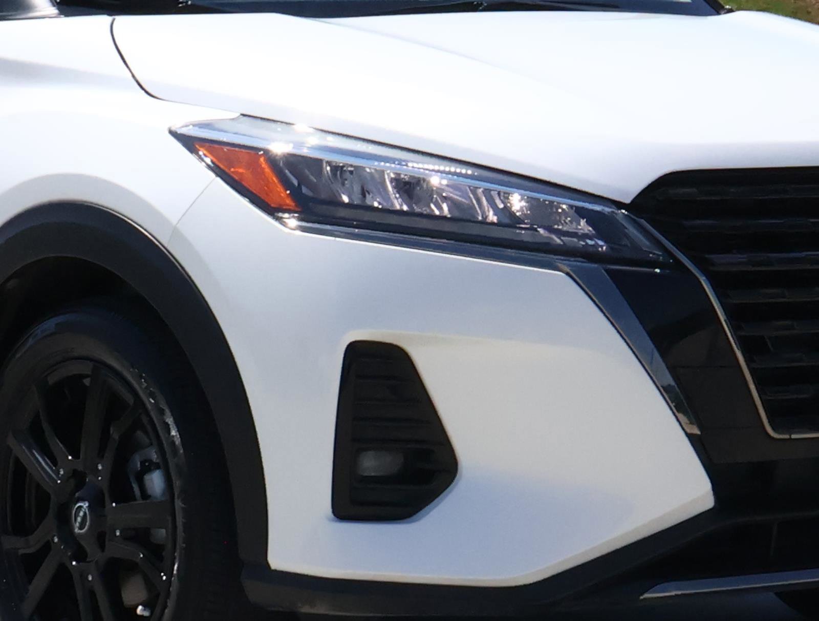 2022 Nissan Kicks SR photo 3