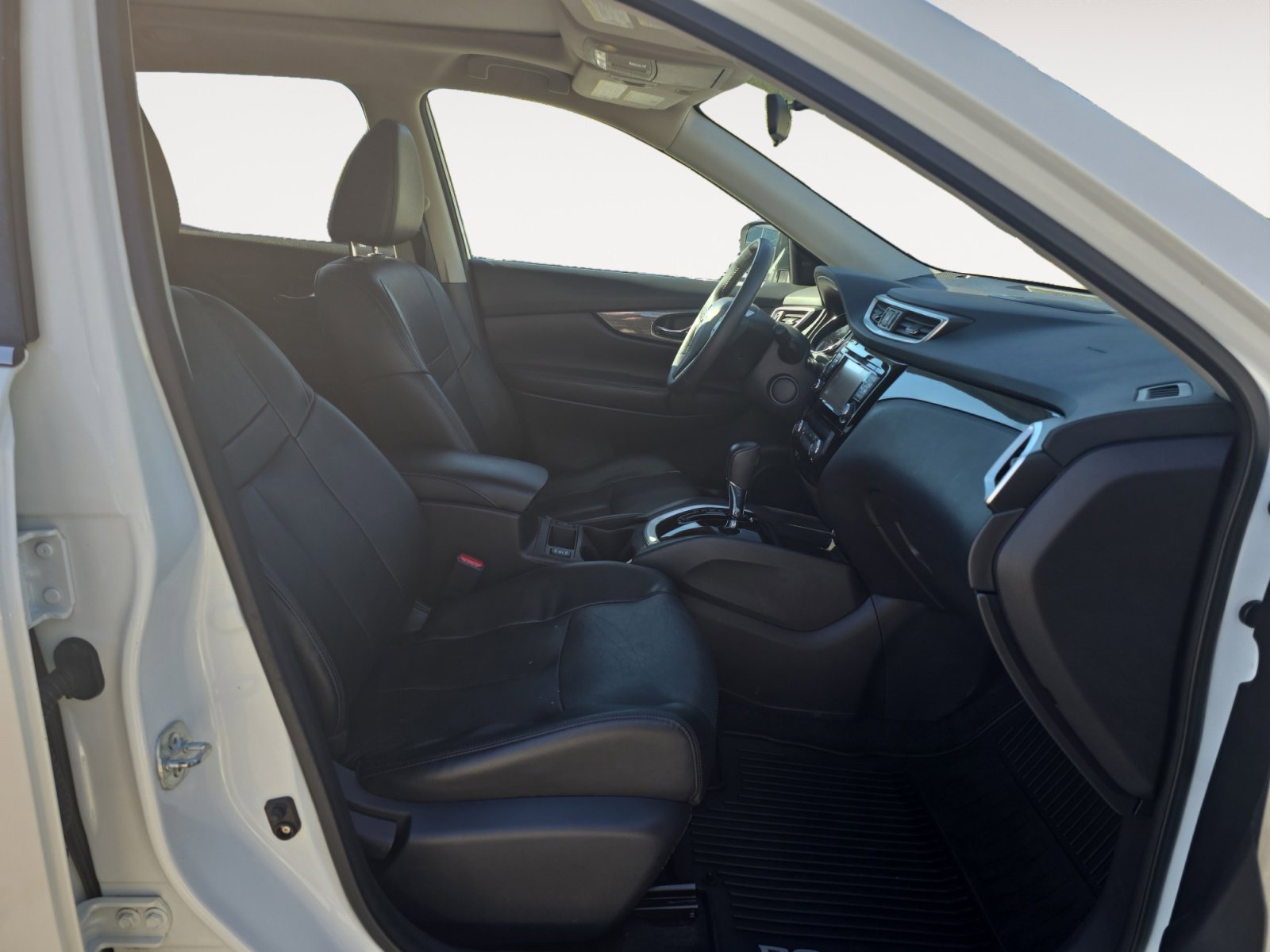 2016 Nissan Rogue SL photo 3