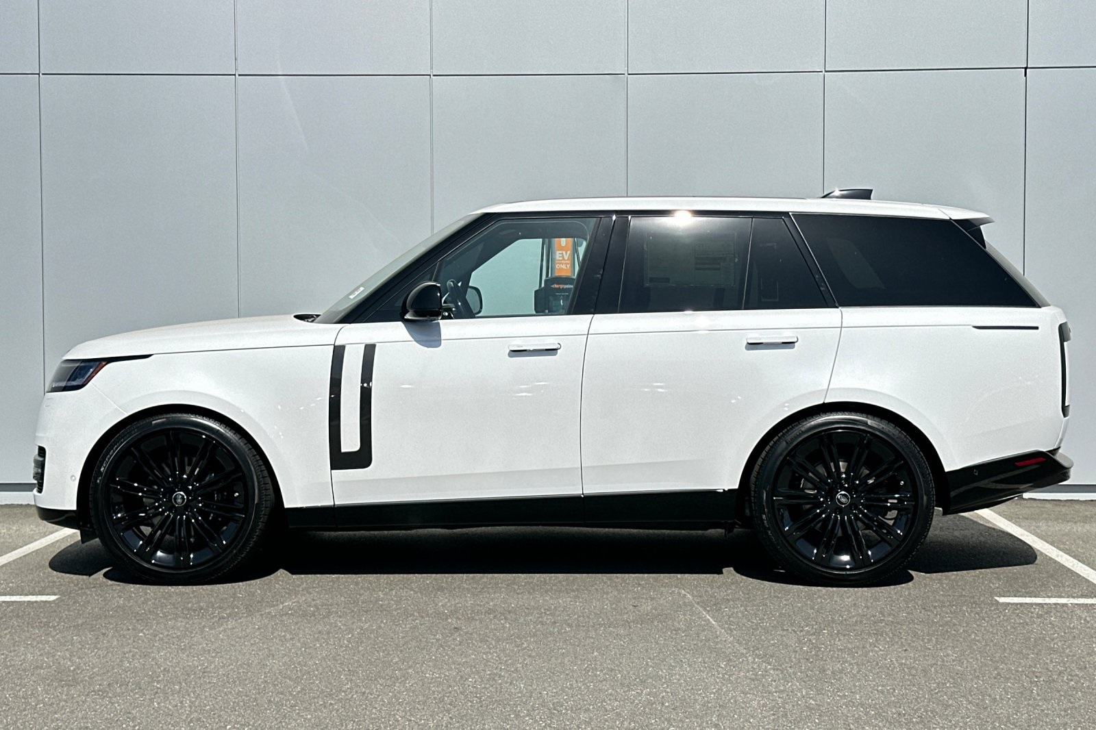 2025 Land Rover Range Rover SE photo 2