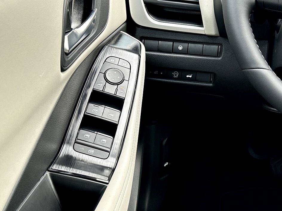2025 Nissan Rogue SV photo 15