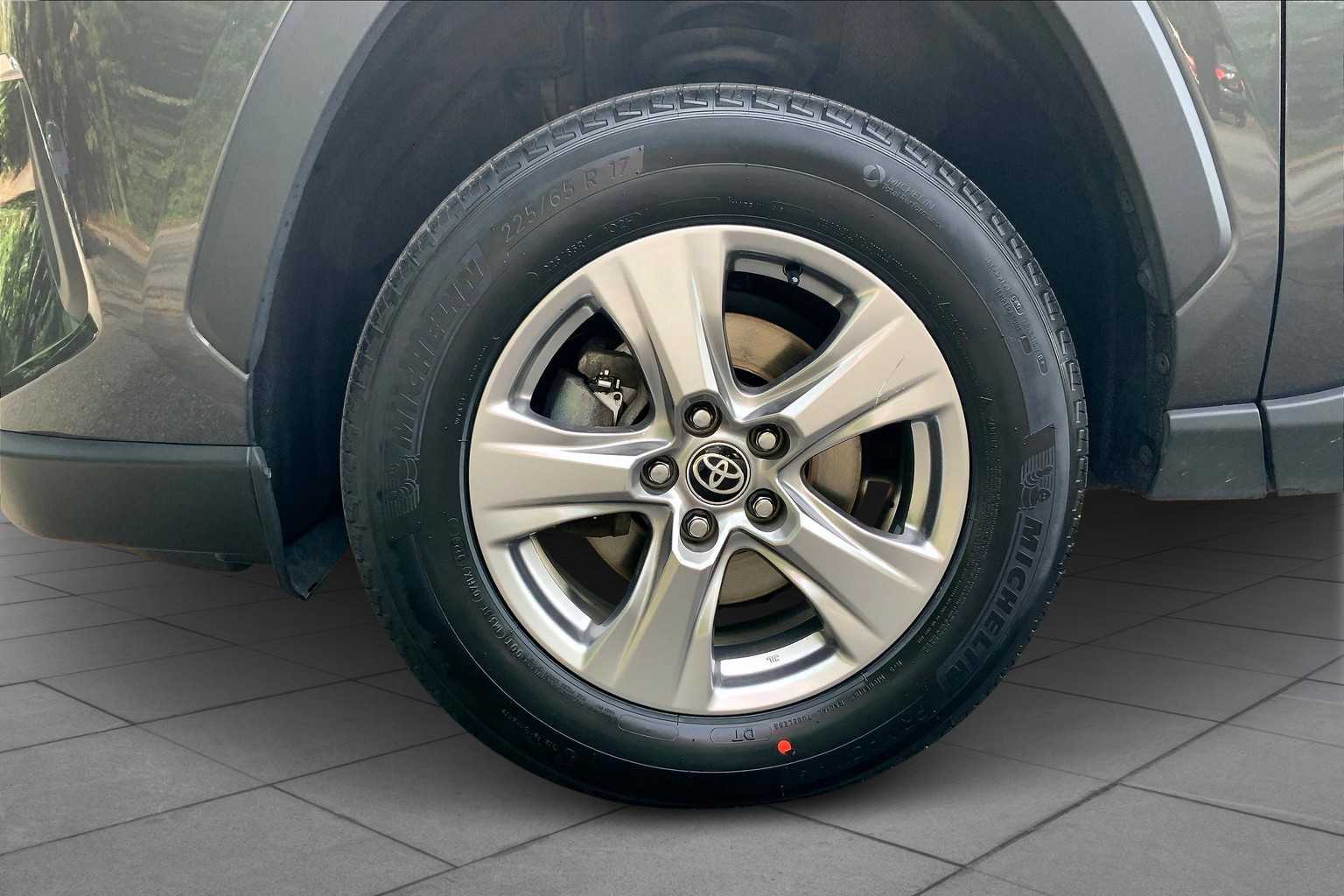 2023 Toyota RAV4 XLE photo 8