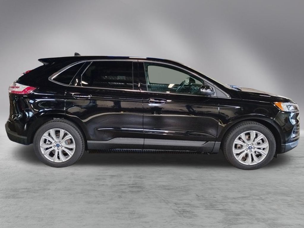 2022 Ford Edge Titanium photo 4