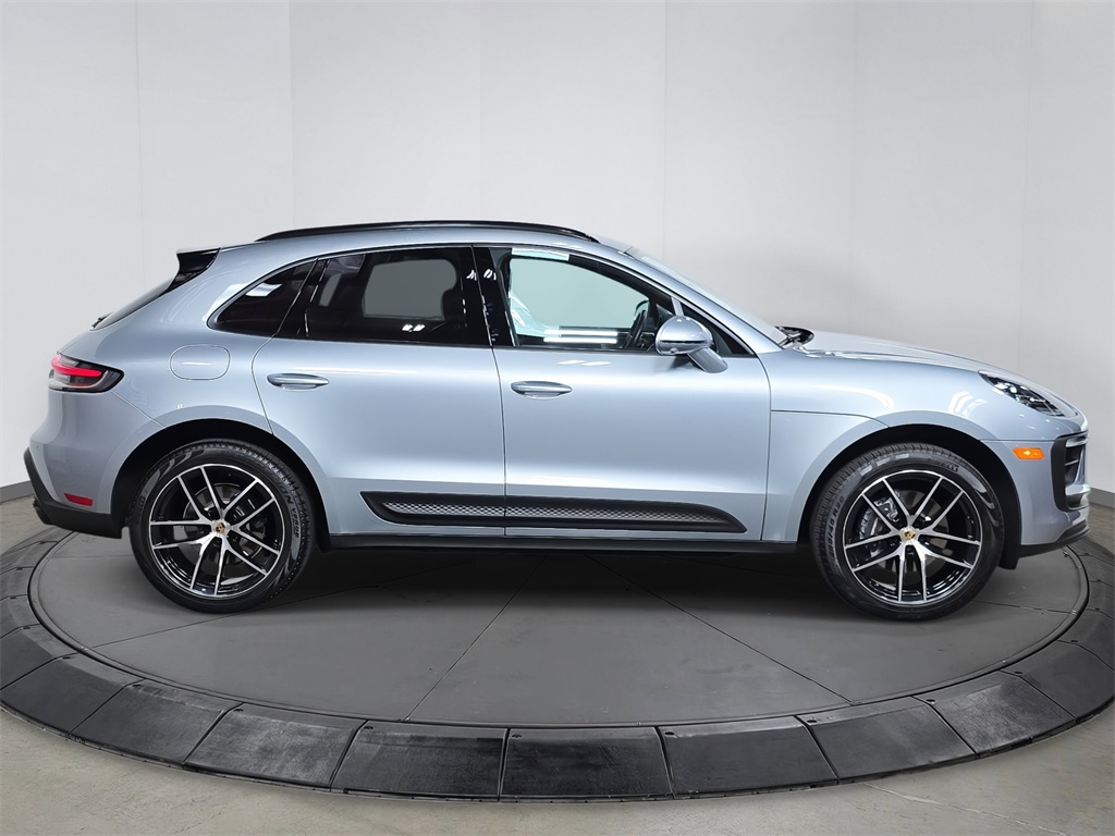 2024 Porsche Macan T photo 5