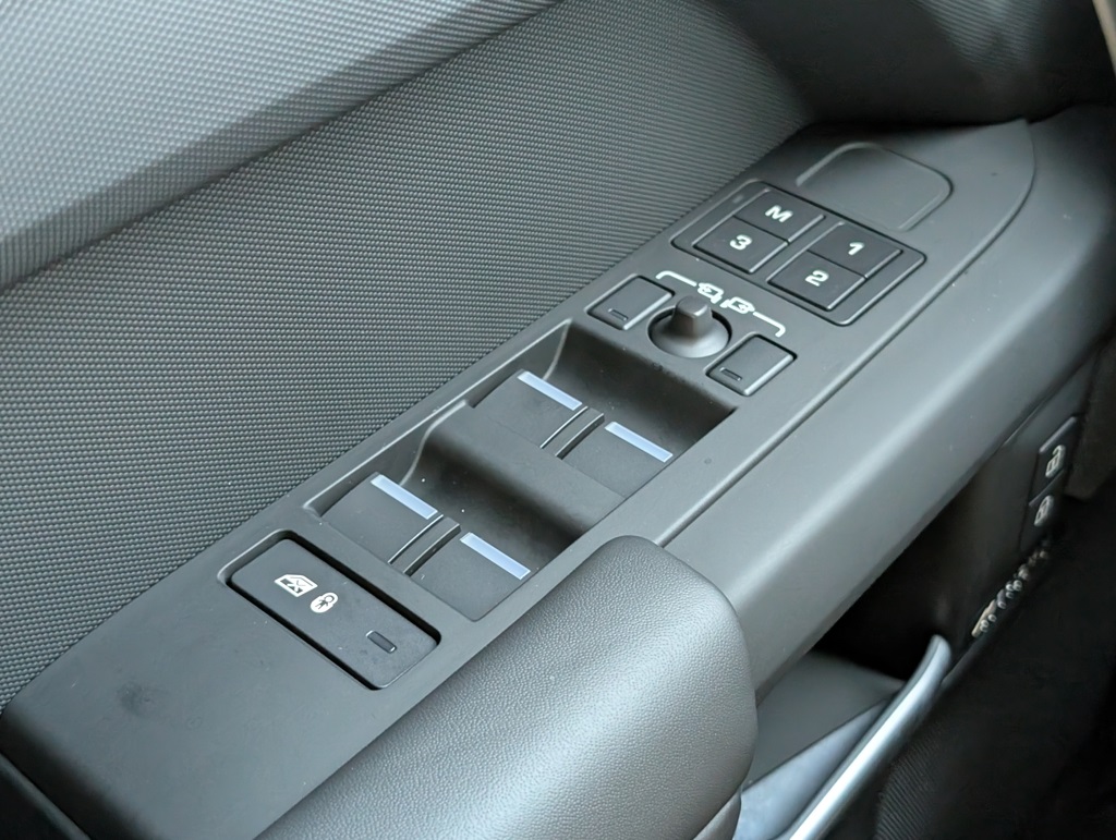2025 Land Rover Defender 110 X-Dynamic SE photo 22