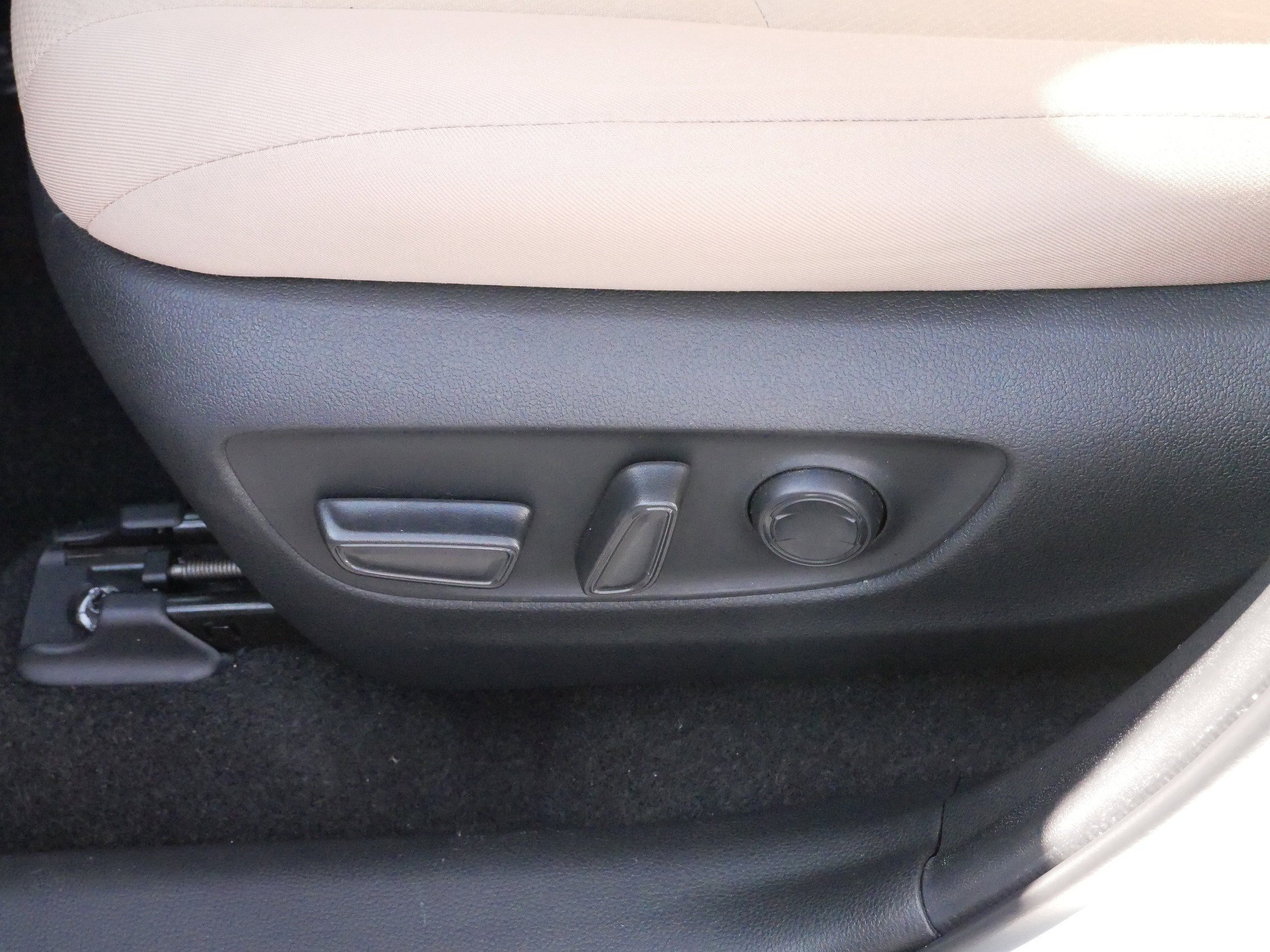 2022 Toyota RAV4 Hybrid XLE photo 17