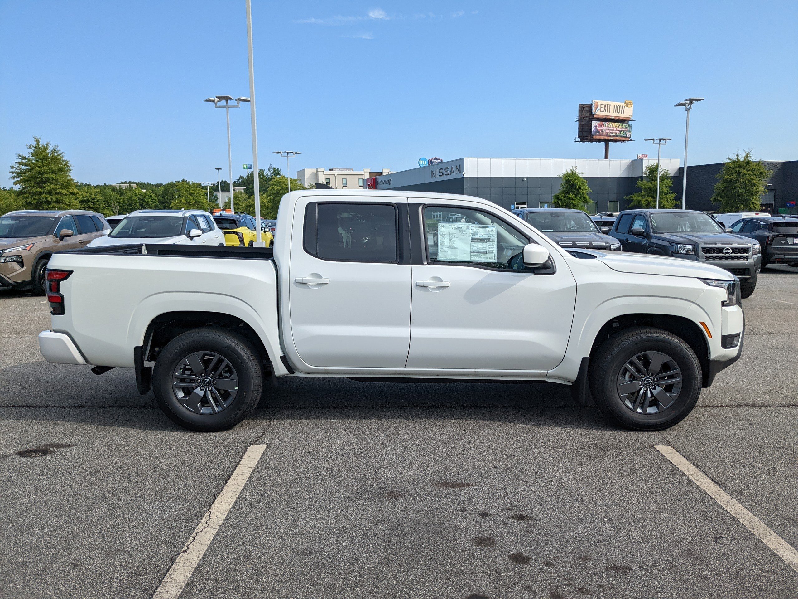 2025 Nissan Frontier SV Crew Cab photo 2
