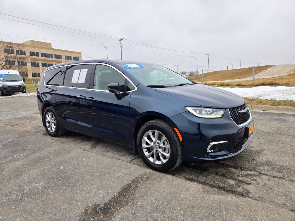 2023 Chrysler Pacifica Touring L's photo