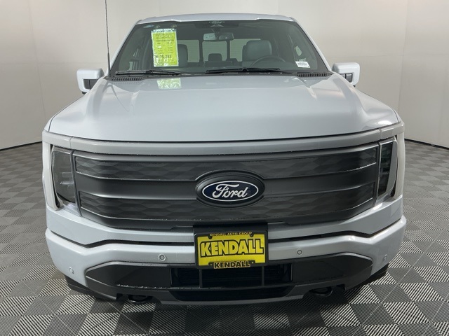 2025 Ford F-150 Lightning Lariat photo 2