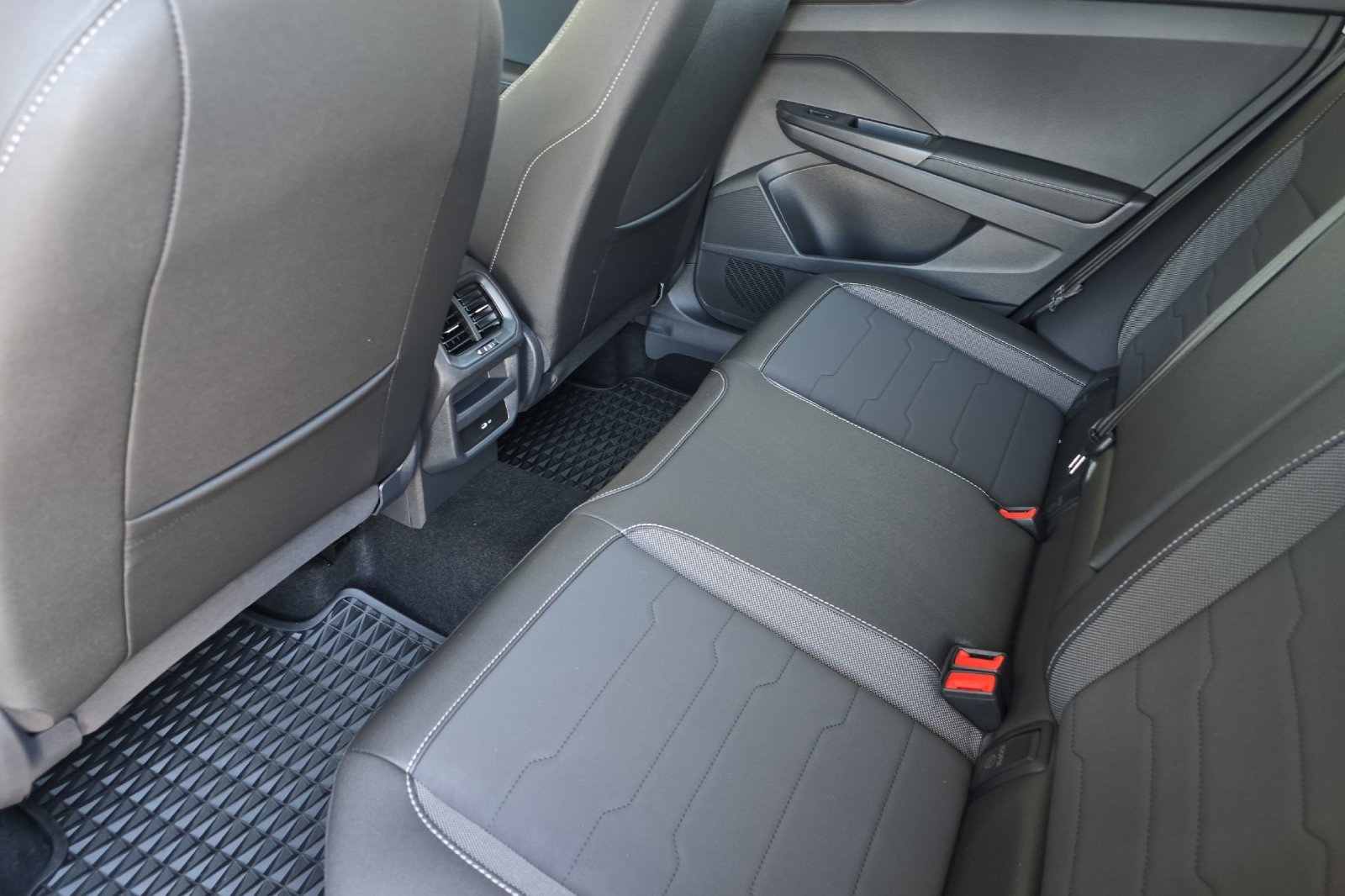 2025 Volkswagen Taos SE photo 11