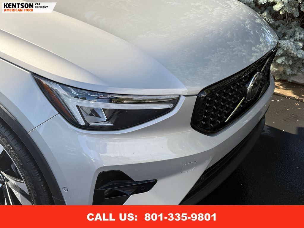 2025 Volvo XC40 Plus photo 11