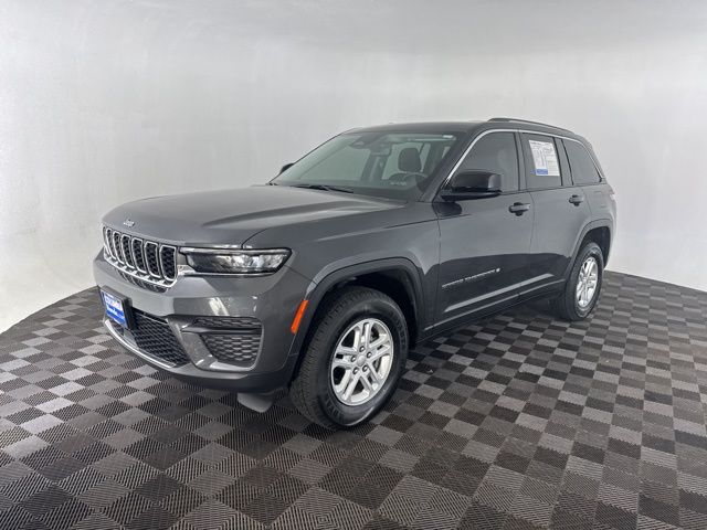 2022 Jeep Grand Cherokee Laredo photo 3