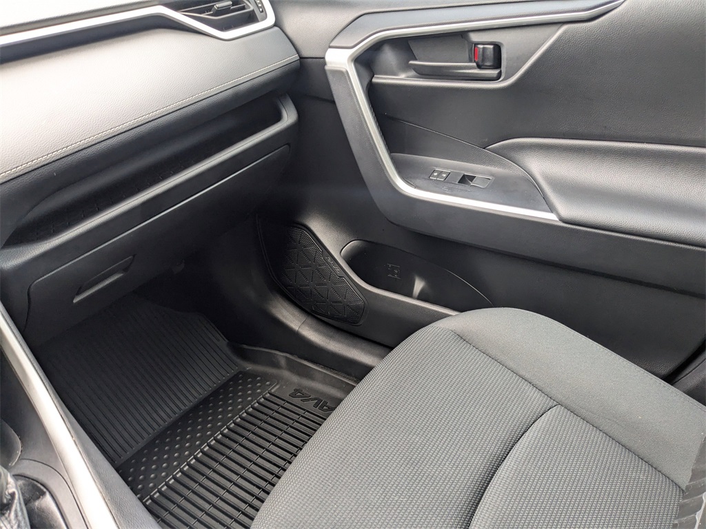 2021 Toyota RAV4 LE photo 15