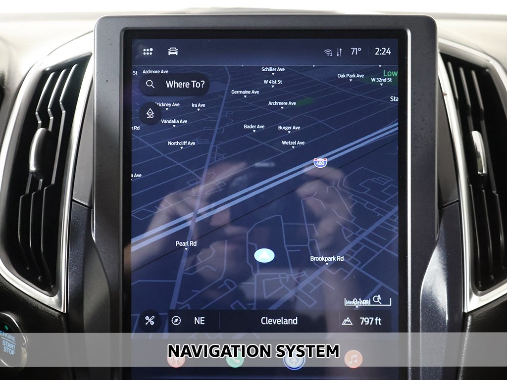 2022 Ford Edge Titanium photo 2
