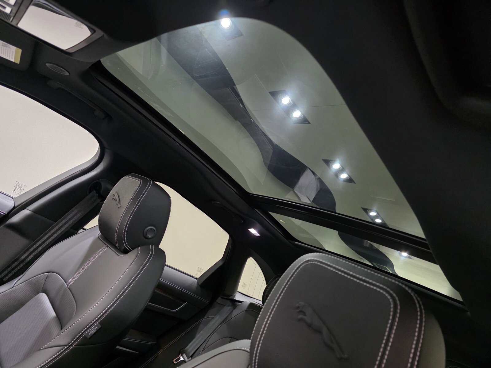 2026 Jaguar F-PACE R-Dynamic S P250 photo 8