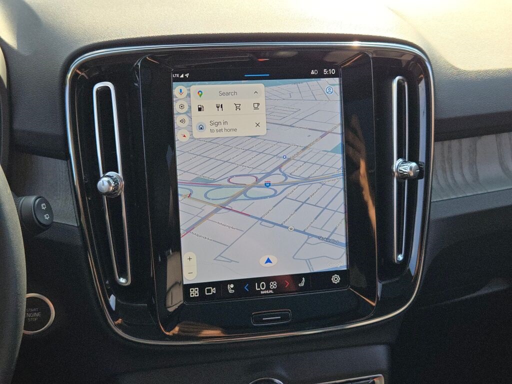 2024 Volvo XC40 Plus photo 26