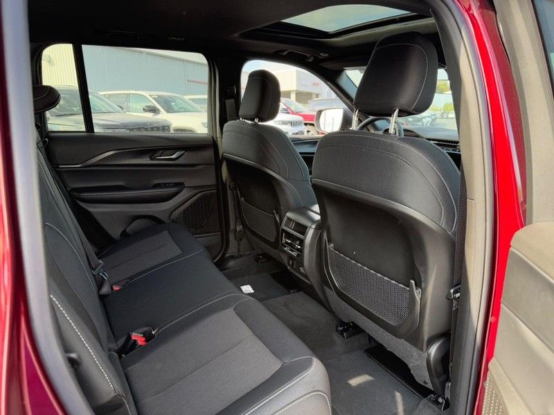 2025 Jeep Grand Cherokee Laredo X photo 4