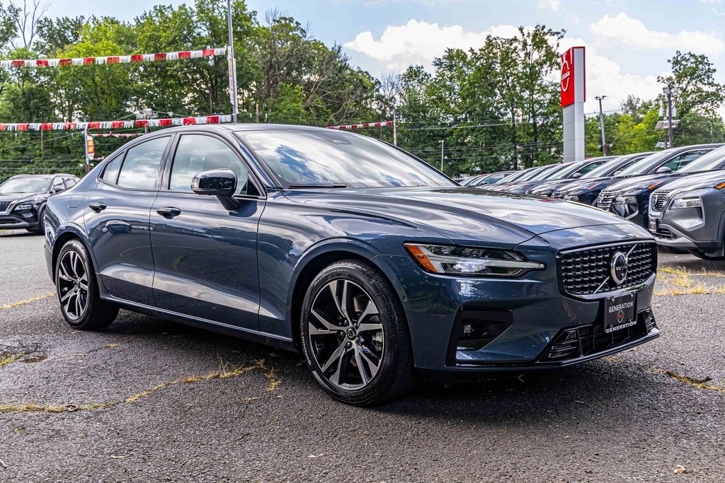 2025 Volvo S60 Plus's photo