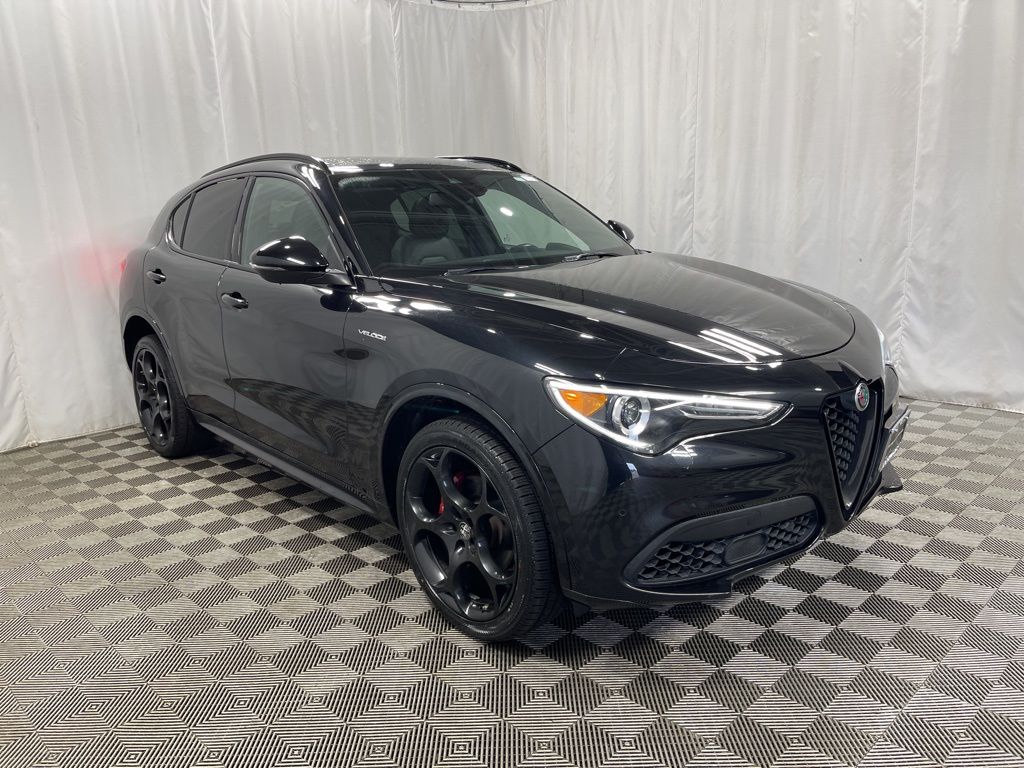 2022 Alfa Romeo Stelvio Ti Sport photo 2