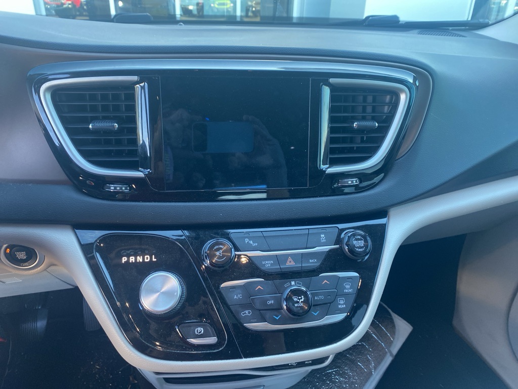 2017 Chrysler Pacifica Touring L photo 9