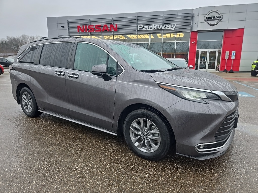 2022 Toyota Sienna XLE's photo