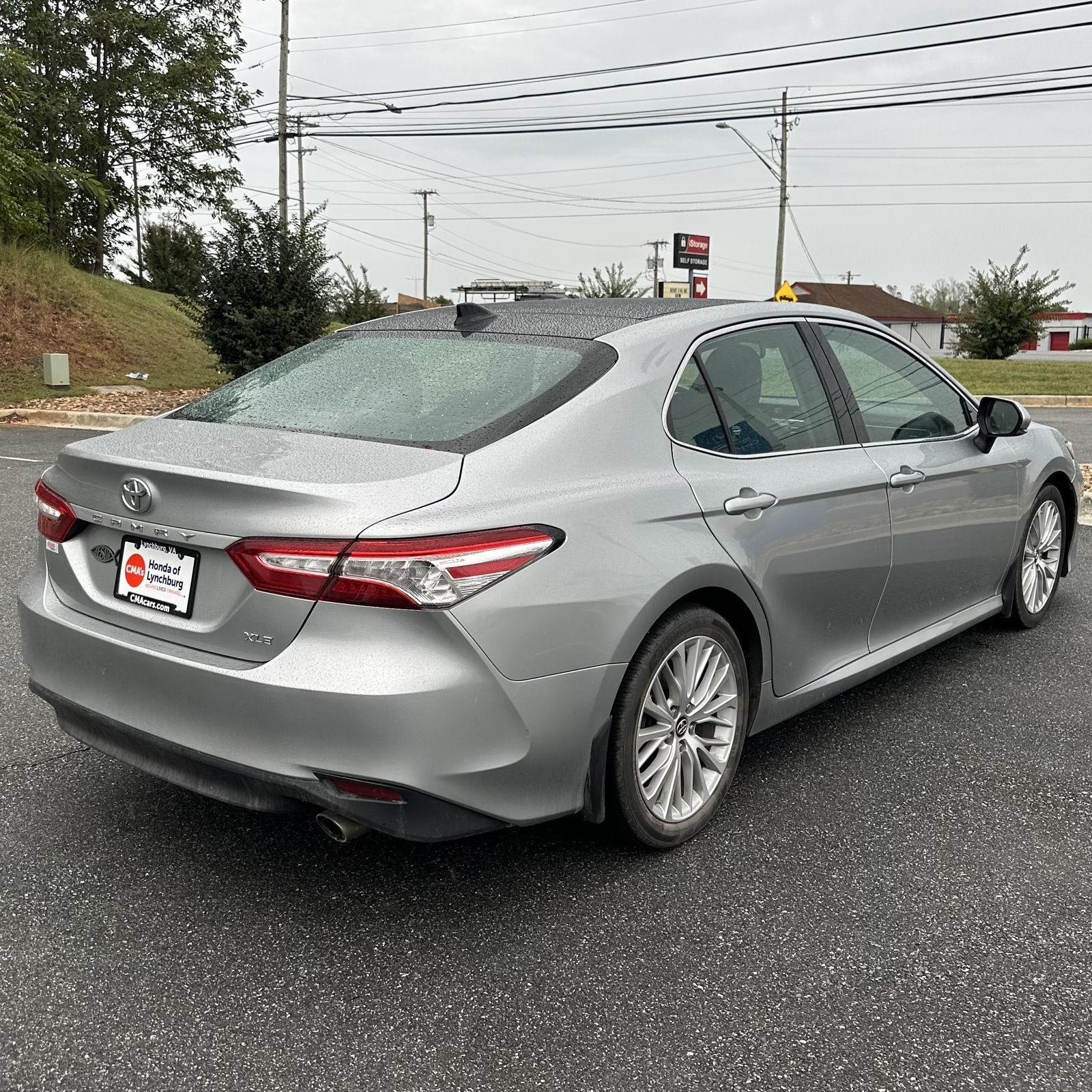 2019 Toyota Camry XLE photo 5