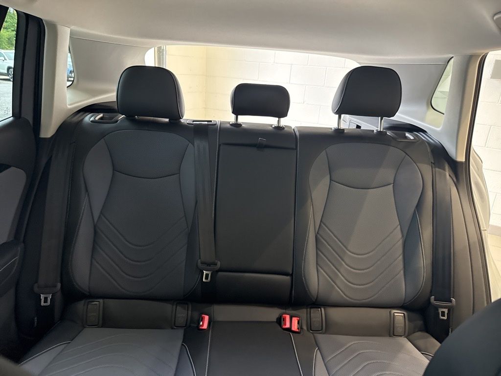 2025 Volkswagen Tiguan SE photo 14