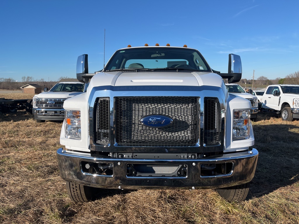 2025 Ford F-750 SuperCab photo 2